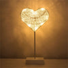 Lampada LED romantica a forma di cuore Lampada da tavolo decorativa in rattan caldo